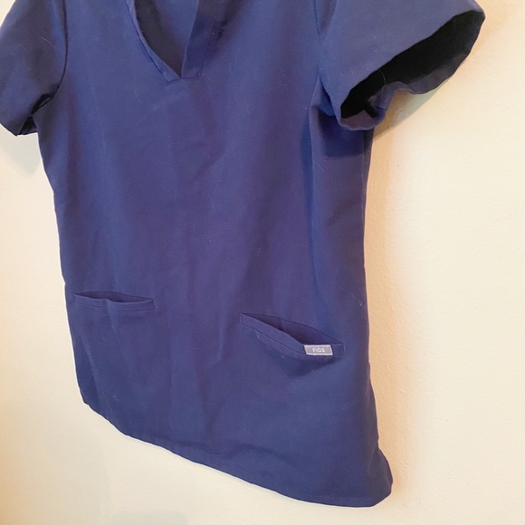 Figs Casma™ Three-Pocket Scrub Top - Navy Sz Small - Picture 3 of 6